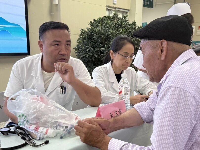 聚焦“一老一小”民生关切，9游会j9登录_J9九游会·（中国）9游会j9登录登录入口持续开展健康关爱公益行动